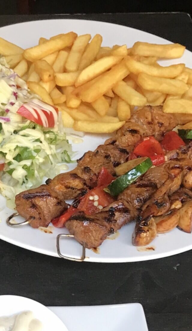 Spies met paprika en courgette, friet en salade