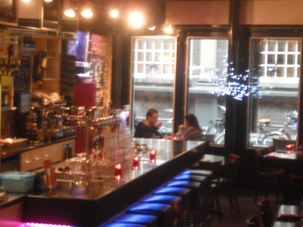 De bar met zicht door de grote ramen op de Gravenstraat