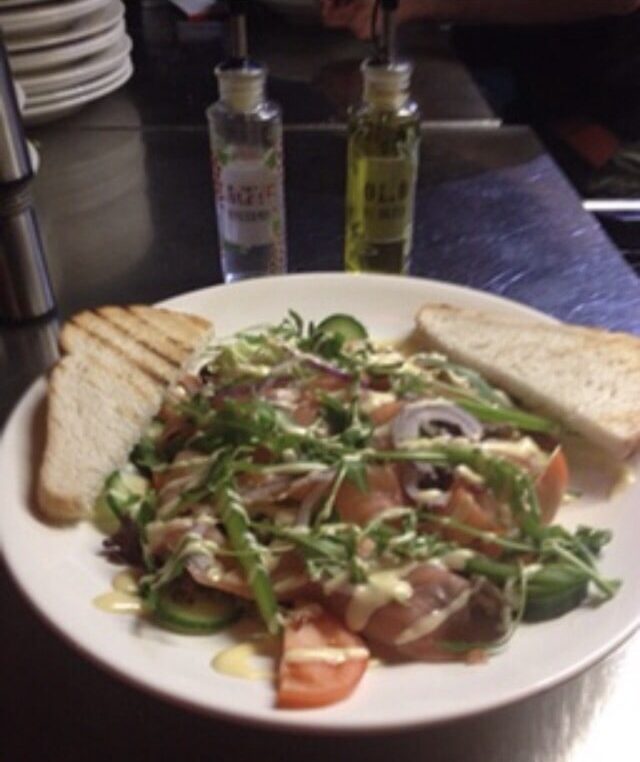 Maaltijdsalade met geroosterd brood