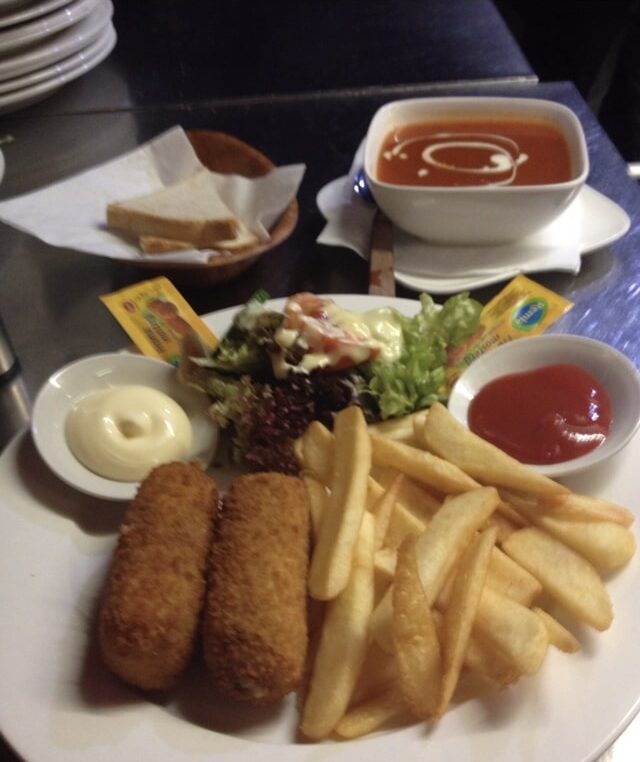 Twee kroketten met friet, en tomatensoep