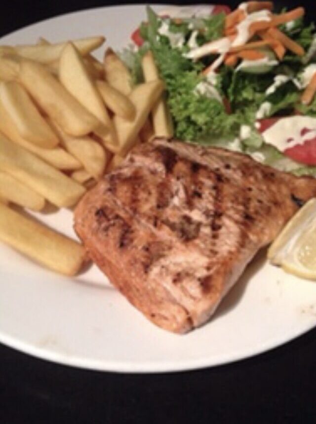 Zalm van de grill met friet en salade